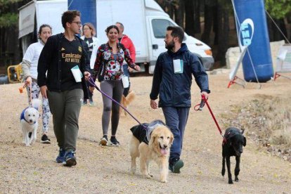 Cerca de un centenar de personas participa en la I Marcha Familiar Canina de Valladolid.