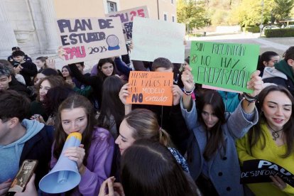 Los estudiantes claman contra la nueva EBAU ante la Consejería de Educación