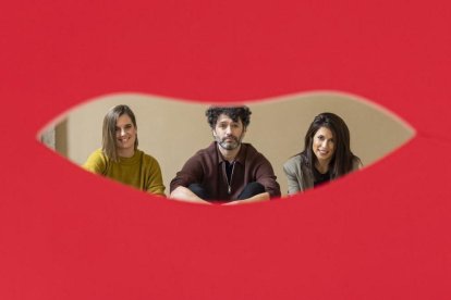 Los tres creadores de ‘Los años nuevos’, el director Rodrigo Sorogoyen y las guionistas Sara Cano y Paula Fabra
