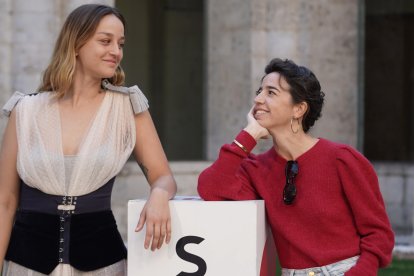 La directora de la película 'Salve Maria, Mar Coll, junto a la actrices protagonistas