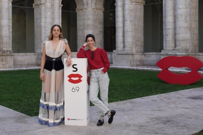 La directora de la película 'Salve Maria, Mar Coll, junto a la actrices protagonistas