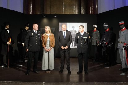 La teniente de alcalde de Valladolid, Irene Carvajal, el subdelegado del Gobierno en Valladolid, Jacinto Canales, y el jefe superior de la Policía Nacional de Castilla y León, Juan Carlos Hernández, presentan la exposición 'Policía Nacional. 200 años al servicio del ciudadano'.