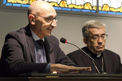 El presidente de las Semanas Sociales, Jesús Avezuela, y el arzobispo de Valladolid y presidente de la Conferencia Episcopal Española (CEE), Luis Argüello, en la presentación de la XLIV Semana Social de España.