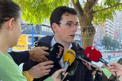 El concejal Pedro Herrero atiende a los medios frente a las obras del paseo Isabel la Católica