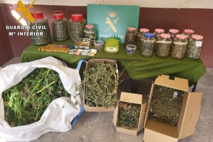 Droga y material encontrado en la vivienda de Tudela de Duero.