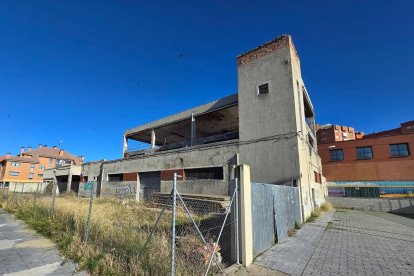 Nave del antiguo matadero pendiente de su rehabilitación para convertirla en factoría de creación.
