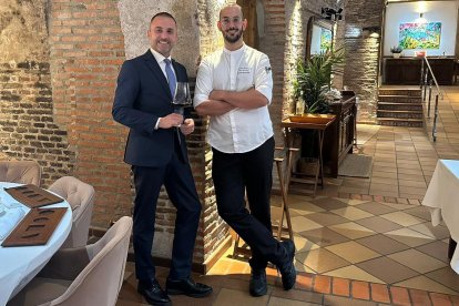 Roberto Simal y Nauzet Betancort, en el comedor del restaurante El Hilo de Ariadna.