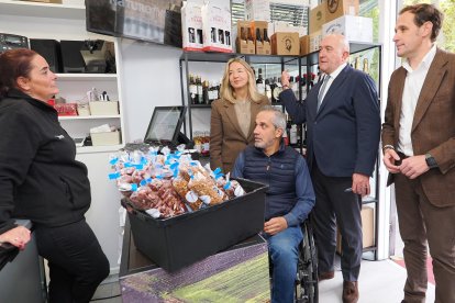 Alicia García, Ángel de Propios, Jesús Julio Carnero y Conrado Íscar en la inauguración de la tienda 'Saborea CyL'.