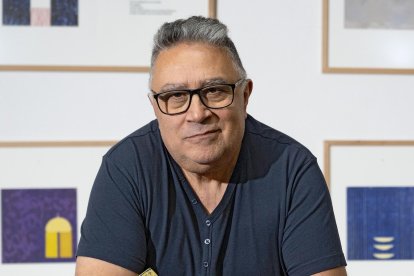 El escritor, músico y artista bañezano Antonio Odón Alonso sujeta un ejemplar de “Vendimiario”