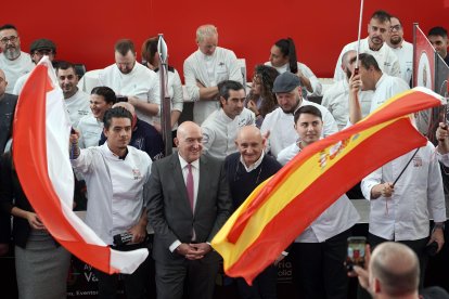 Foto de familia con los participantes del torneo además de Carnero, alcalde de Valladolid, y Toño Pérez, presidente del jurado del concurso Nacional