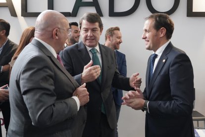 El presidente de la Junta de Castilla y León, Alfonso Fernández Mañueco, visita el expositor de Valladolid durante la inauguración de AR-PA Turismo Cultural e Intur.