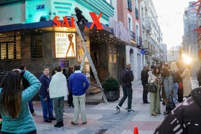 Imágenes del rodaje de 'Cochinas' en la calle Mantería de Valladolid