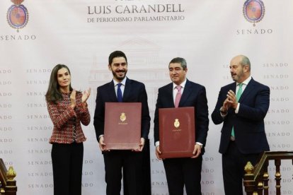 La Reina Letizia, Juanma Lamet, Pablo Lago y Pedro Rollán, en la entrega de los premios Luis Carandell en el Senado.