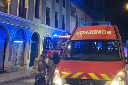 Bomberos delante del Teatro Lope de Vega de Valladolid.