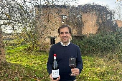 Jorge Arandilla, de la bodega TresPiedras, posa con el molino de Catalina a su espalda, en Fuentecén.