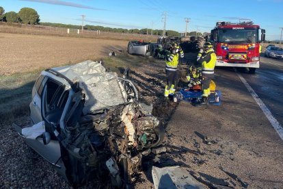 Imagen del accidente múltiple producido entre un tráiler y dos turismos