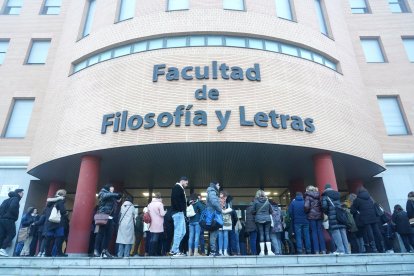 Opositores acceden a los centros seleccionados para realizar el examen.