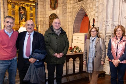 Jesús Julio Carnero con miembros de la familia de los dominicos en San Pablo.