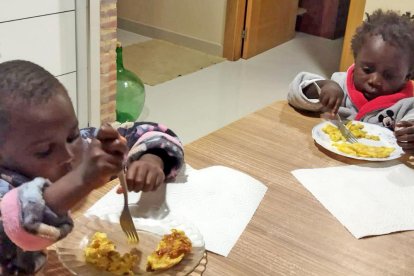 Los pequeños Celestino y Aida, de siete y tres años, cenando en casa de José María Pradillos este octubre.