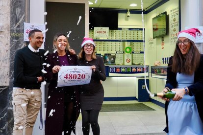 Alfonso Cermeño junto a otras compañeras celebra el segundo cuarto premio.