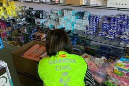 Imagen de la incautación de juguetes intervenidos por la Guardia Civil