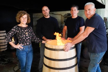 Rosa María, su hijo Marcos, David y Juan Antonio Burgos en el taller de Tonelerías Burgos, en Nava del Rey, en el que elaboran alrededor de 5.000 barricas al año.