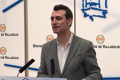 David Esteban, vicepresidente de la Diputación y responsable del Área de Innovación Digital, Gobierno Abierto y Contratación, y David Escudero, director del Centro de Inteligencia Artificial de la Universidad de Valladolid.