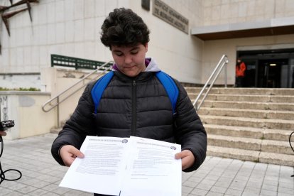 El portavoz general de la delegación territorial del Sindicato de Estudiantes en Castilla y León, Víctor Martínez Morillo, presenta la denuncia formal contra el IES Núñez de Arce de Valladolid por organizar una excursión al Valle de Cuelgamuros.