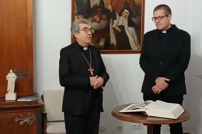 El diácono Alberto Muñoz, nuevo canciller-secretario del Arzobispado de Valladolid. En la imagen durante la toma de posesión junto al Arzobispo