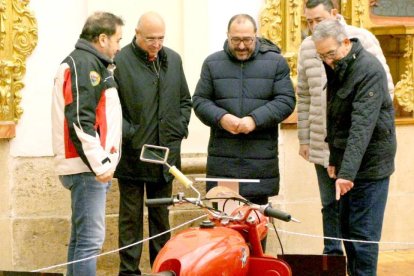 El presidente del Motoclub Tordesillas, el alcalde de Tordesillas y el subdelegado del Gobierno visitan la exposición de motos de Motauros. ICAL