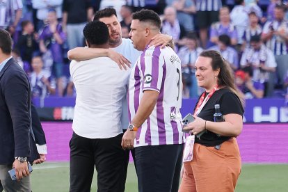 Pezzolano se abraza a Ronaldo y a un colaborador de éste tras conseguir el ascenso.
