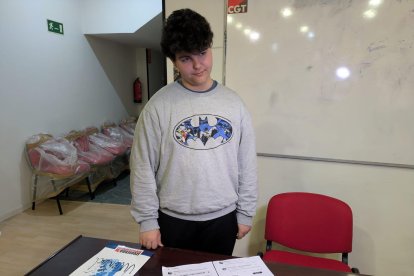 El portavoz del Sindicato de Estudiantes de Castilla y León, Víctor Martínez, muestra unas documentos adjuntados en la denuncia