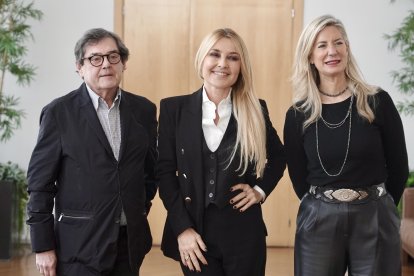 José María Viteri, Cayetana Guillén Cuervo e Irene Carvajal, hoy, en el Teatro Calderón.