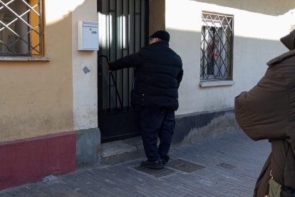 Un tío de la víctima entra en el domicilio de Viana de Cega donde se cometía el crimen.