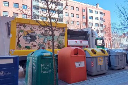 Un camión de basura del Ayuntamiento de Valladolid delante de varios contenedores.