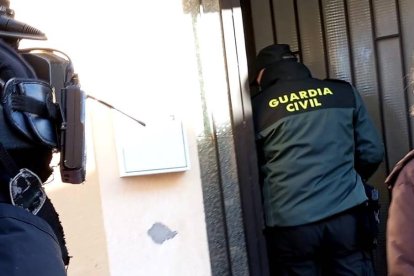 Un guardia civil accede al número 17 de la calle Cardiel, donde tuvo lugar el crimen. E. M.