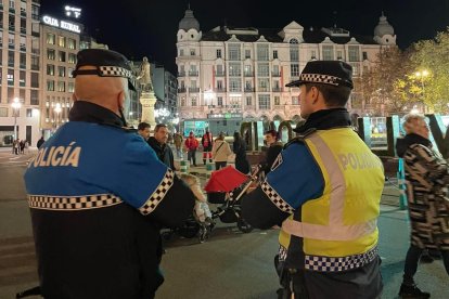 Imagen de archivo de unos agentes de la policía local patrullando en Valladolid.