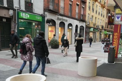 Nuevo mobiliario urbano en la calle Mantería.