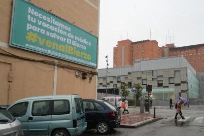Cartel pidiendo oncólogos para El Bierzo en la calle Doctor Fleming junto al Hospital Clínico de Valladolid.