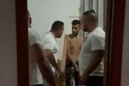 Fotograma de la agresión de 'Mané' a un inquilino