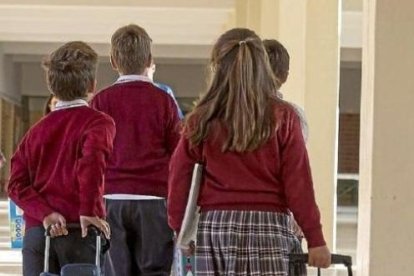 Niños acuden al colegio en una imagen de archivo