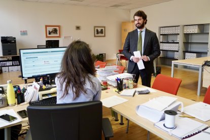 El portavoz de Vox en las Cortes de Castilla y León, Juan García-Gallardo, presenta su dimisión en el registro de las Cortes