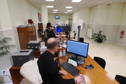 Funcionarios en la oficina de recaudación de Santa Ana, en una imagen de archivo.