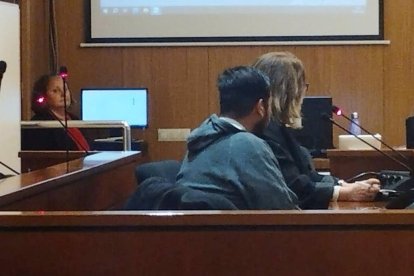 El acusado confeso y su letrada durante la primera jornada del juicio en la Audiencia de Valladolid.
POLITICA CASTILLA Y LEÓN ESPAÑA EUROPA VALLADOLID JUSTICIA
