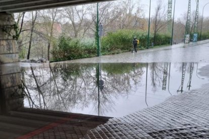 Cortado el tráfico en la calle Arzobispo José delicado por una balsa de agua bajo el puente Adolfo Suárez.
