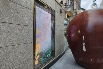 Escaparate de la joyería Tous dañado con la manzana de Blancanieves