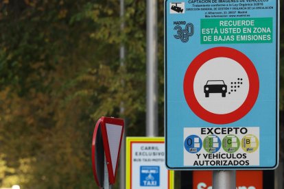 Archivo - Un cartel marca la el Inicio de una Zona de Bajas Emisiones (ZBE).