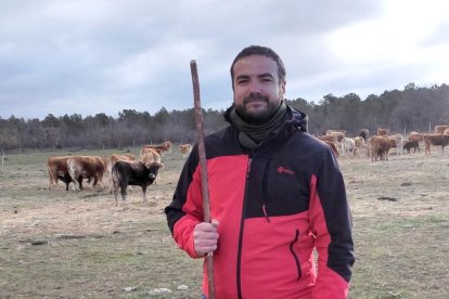 Rodrigo Muñoz con su ganado.