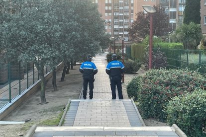 Dos agentes de la Policía Local paseando por Valladolid