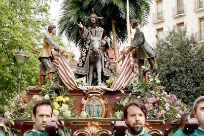 Paso de la Entrada Triunfal de Jesús en Jerusalén, más conocido como 'La Borriquilla', en el inicio de la Procesión de las Palmas de este domingo, antes de ser interrumpida por la lluvia.